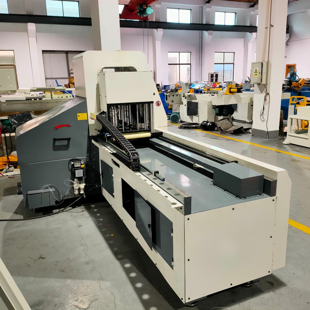 AEK 610 CNC 알루미늄 파이프 및 프로파일 톱 기계