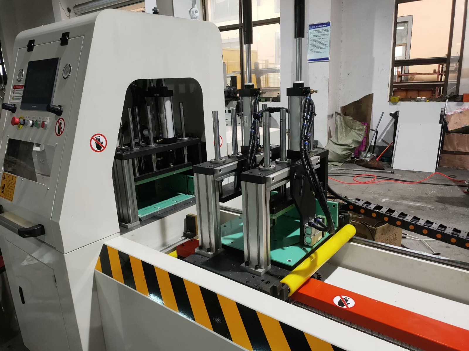 서보 공급 기능이 있는 AEK 610 CNC 알루미늄 프로파일 커터 측면도