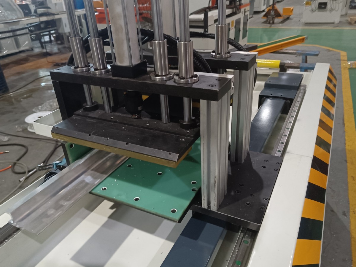 공압 유압 드라이브가 장착된 AEK 610 듀얼 축 서보 CNC 알루미늄 커터