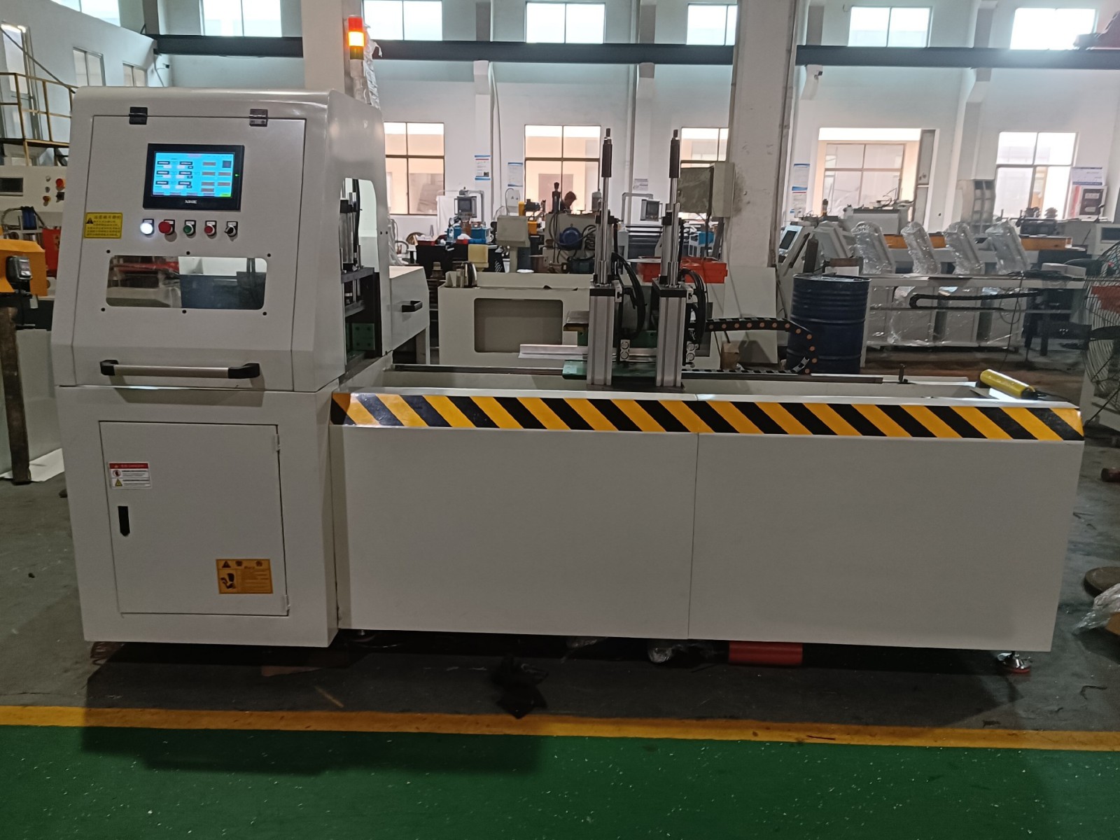 AEK 610 듀얼 축 서보 CNC 알루미늄 프로파일 커터
