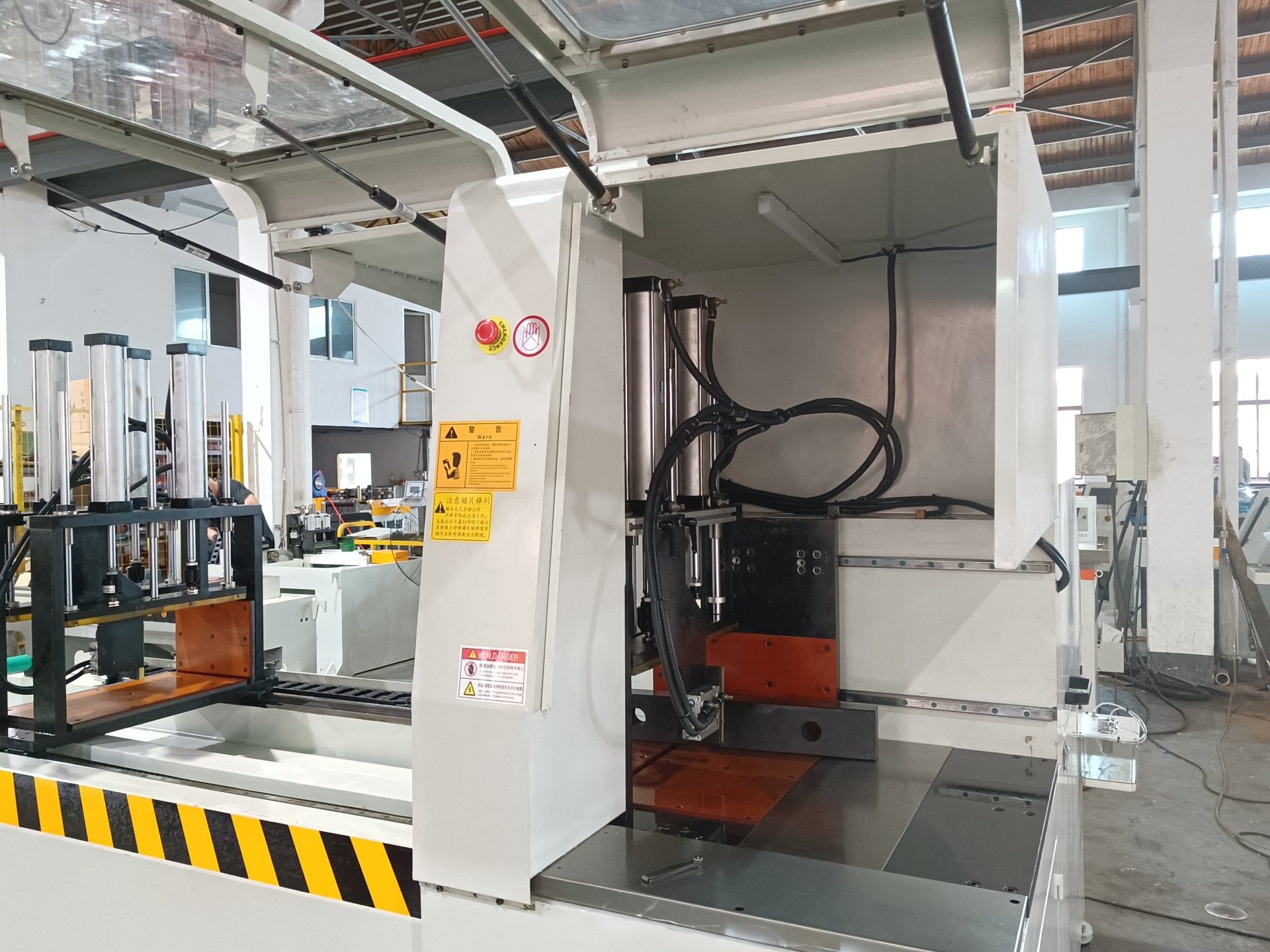 Cortadora CNC de aluminio y cobre de tres ejes totalmente automática AEK 950