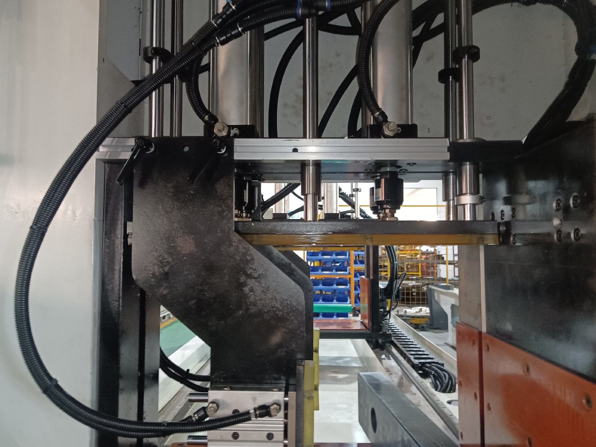 Sierra CNC automática de tres ejes AEK 950 para perfiles de aluminio y cobre