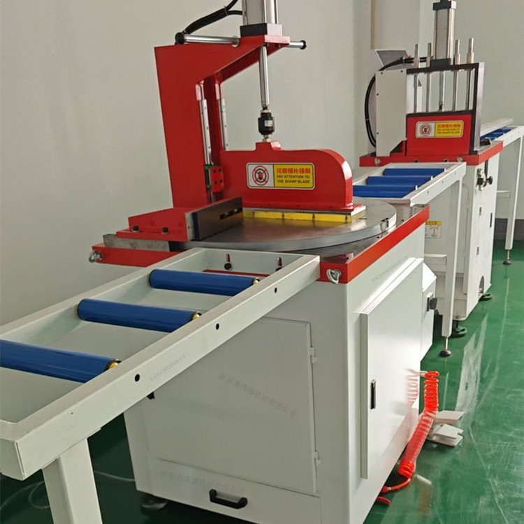 Máquina de corte AEK serie Q con bastidor de carga y alimentación automático