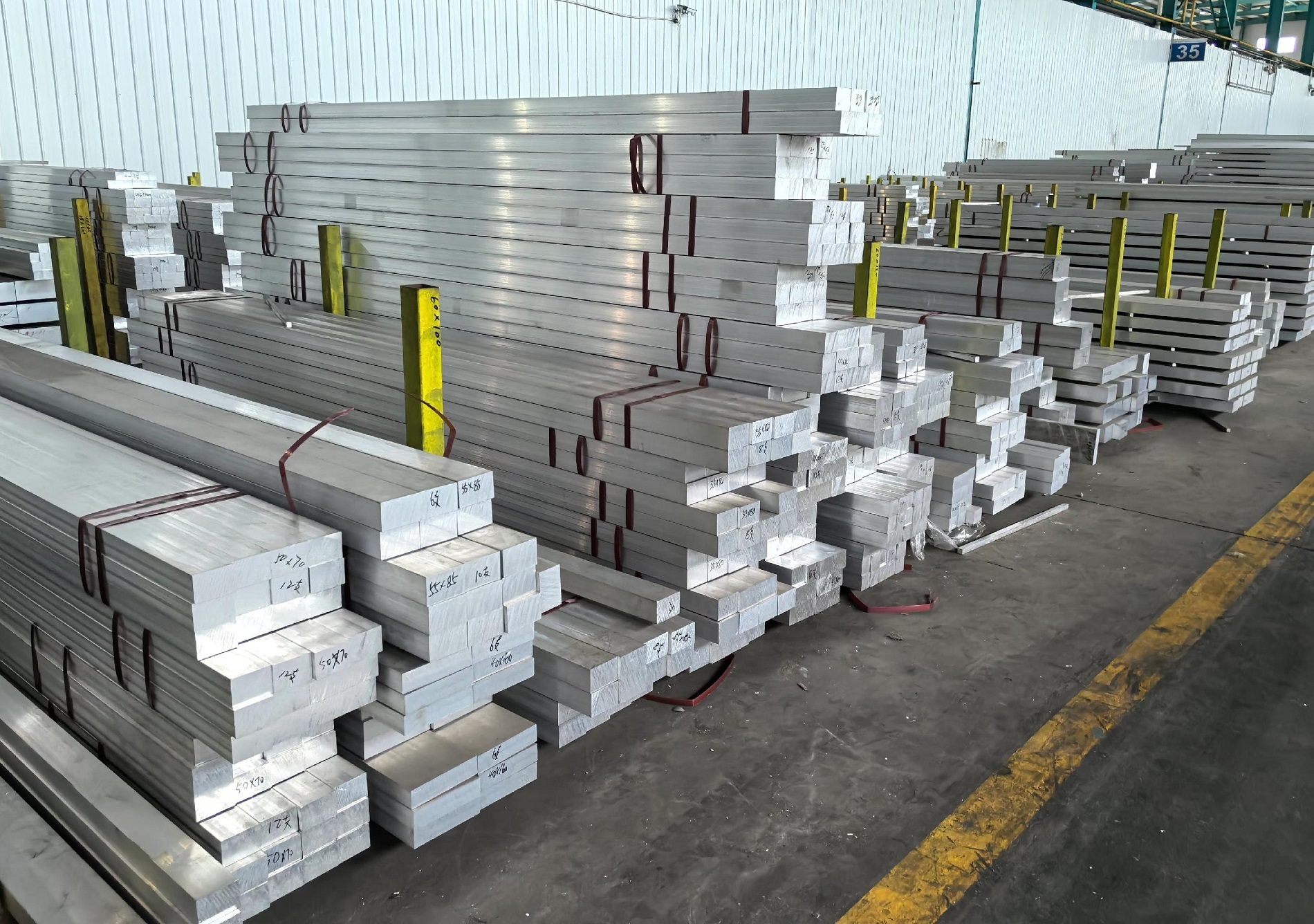 Perfiles de aluminio 6061 apilados en naves industriales