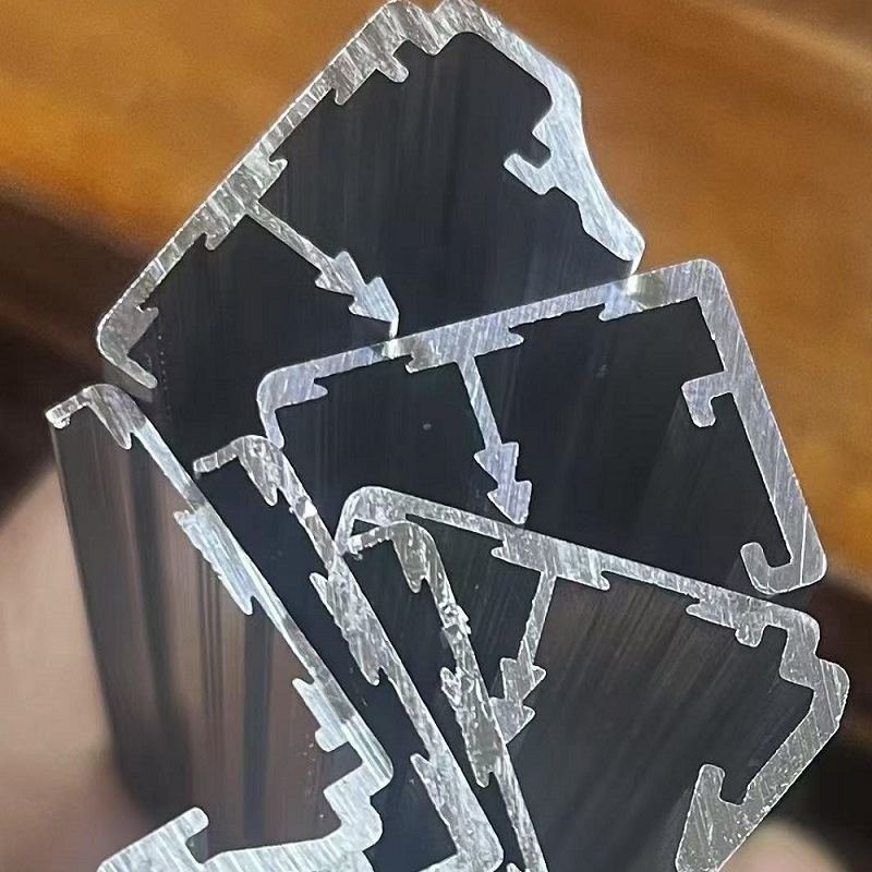 Perfil de marco de puerta de aluminio que muestra un corte preciso en múltiples ángulos.