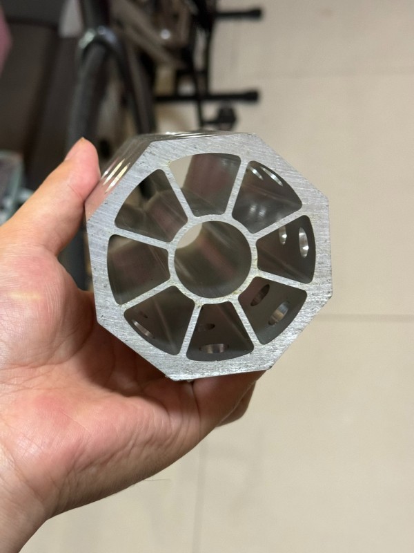 perfiles o componentes centrales de aluminio extruido