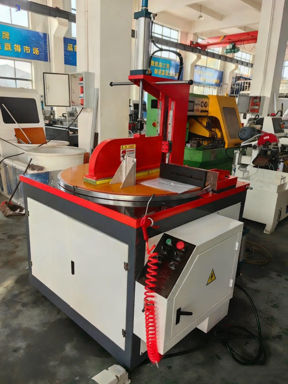 Sierra semiautomática para cortar aluminio en cualquier ángulo