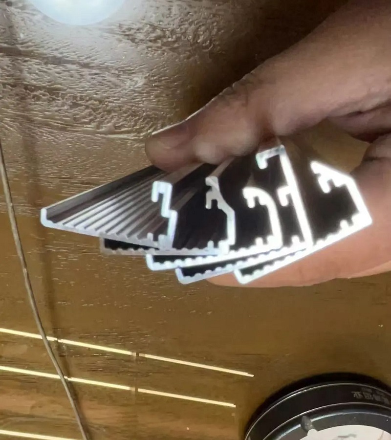 アルミ押出形材のバリのない切断面