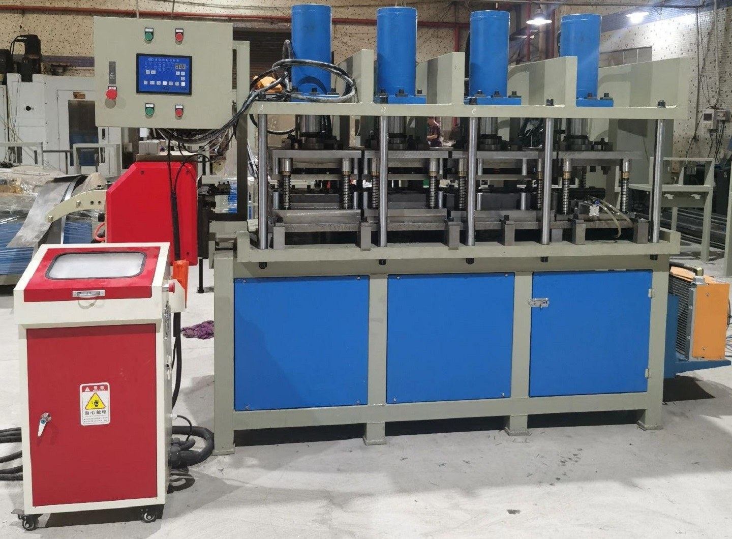 Punção e entalhe de tubos em ângulo com quatro estações CNC