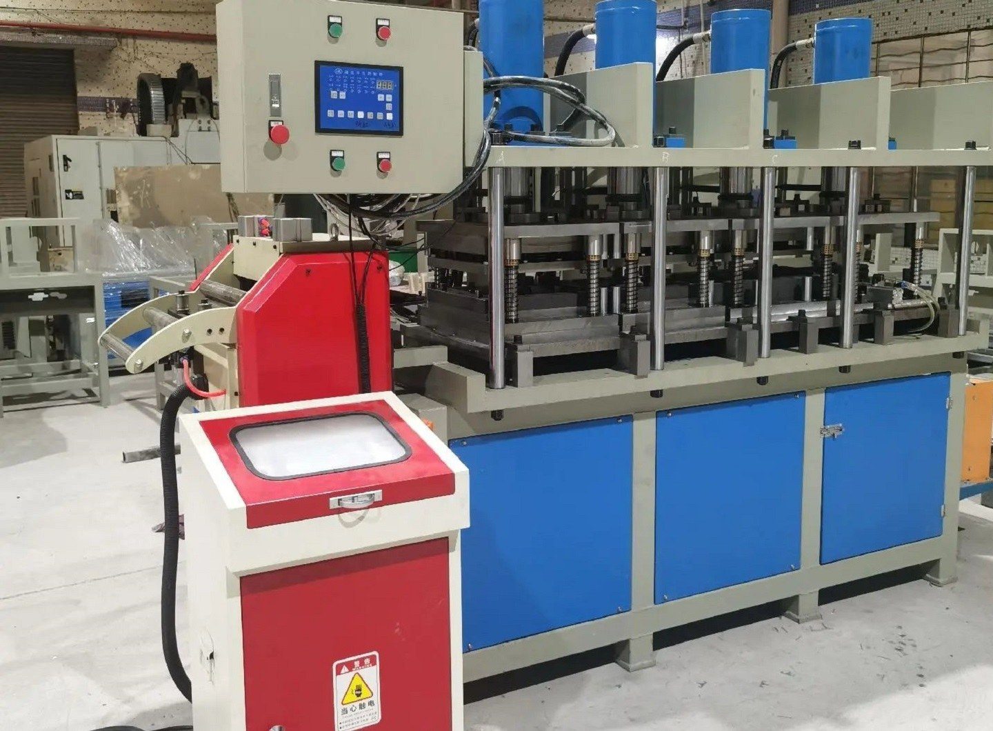 Punção e entalhe de cantoneiras em tubos e canos com quatro estações CNC