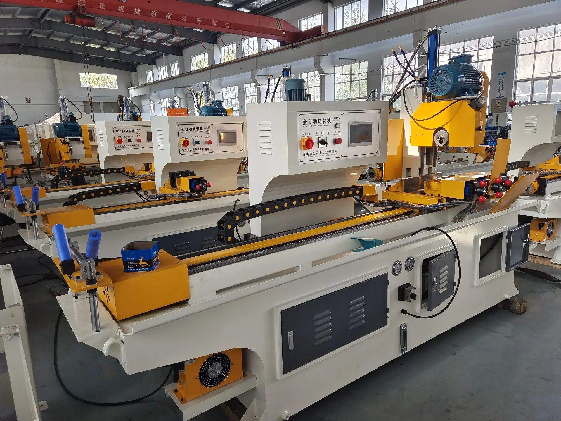 Envío de máquina cortadora de tubos CNC totalmente automática