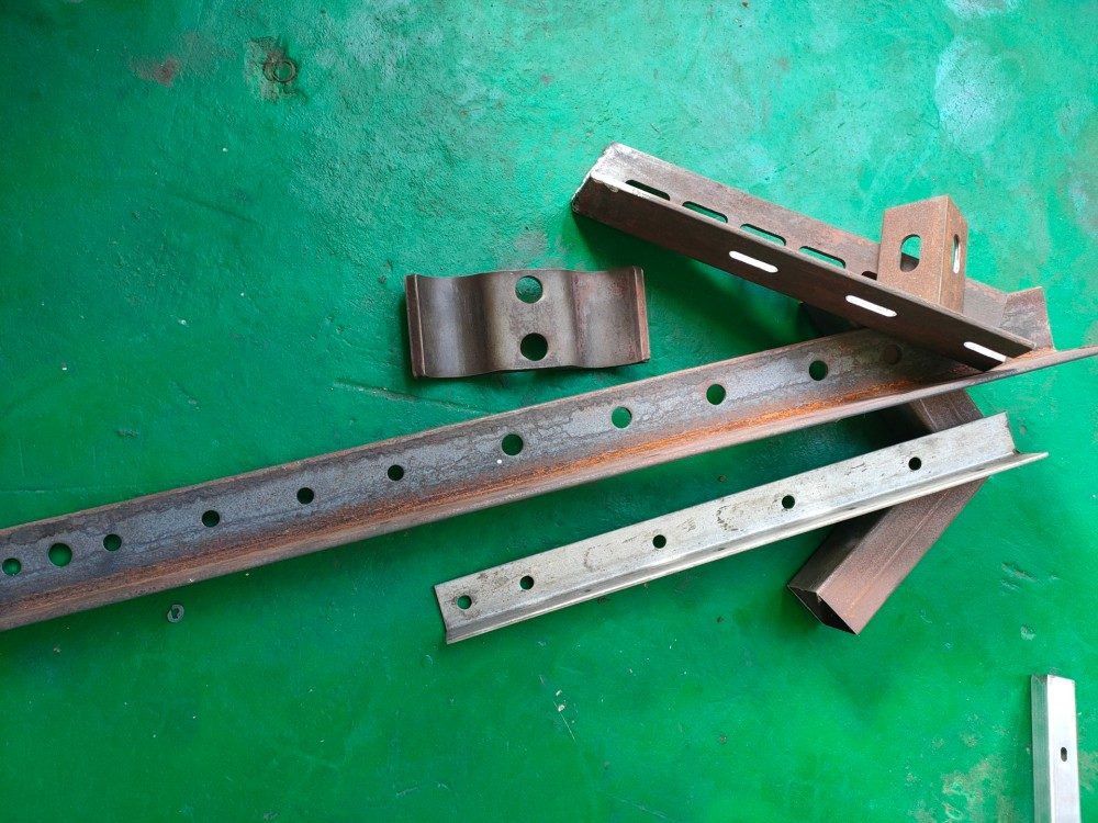 amostra de punção de aço canal