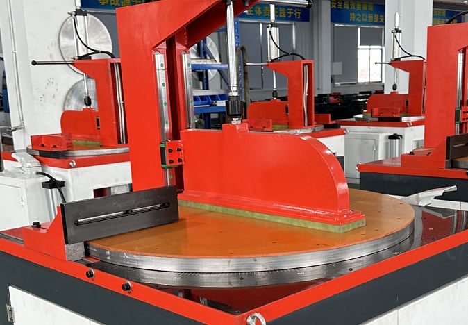 Primer plano del cabezal de corte y la hoja de sierra de aluminio de la serie AEK Q.