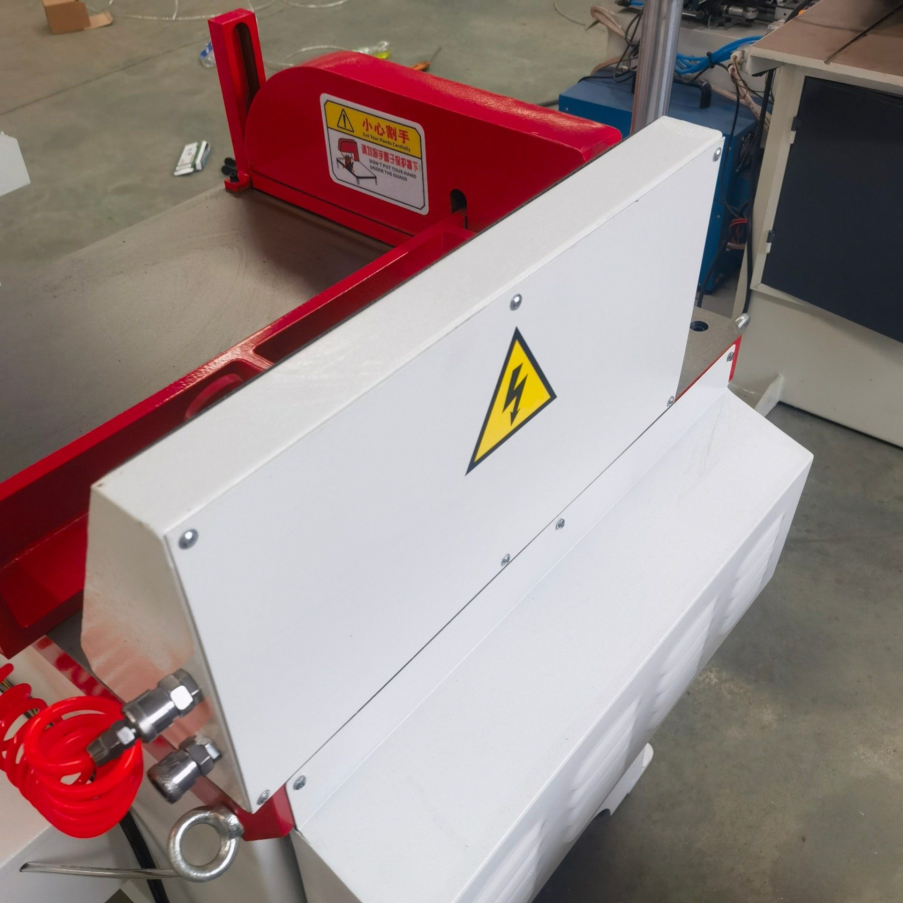 close up of aluminium pipe clamping jaws for stable and secure material holding