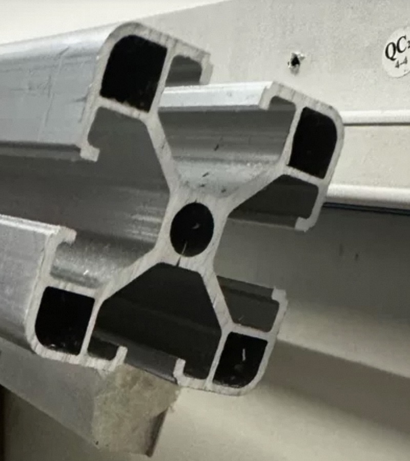 精密なCNC切断を示すアルミニウムプロファイルの断面