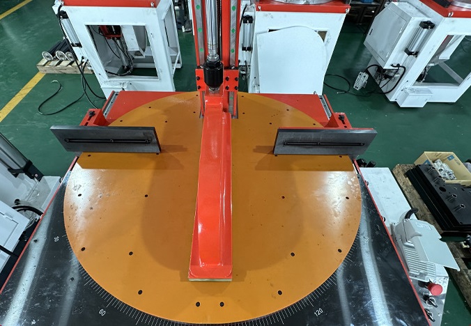 Mesa de corte con sistema de sujeción de precisión para perfiles de aluminio