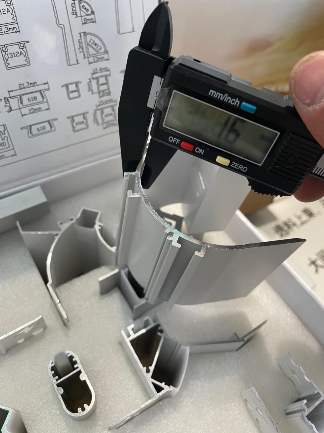 Calibrador digital para medir piezas de aluminio