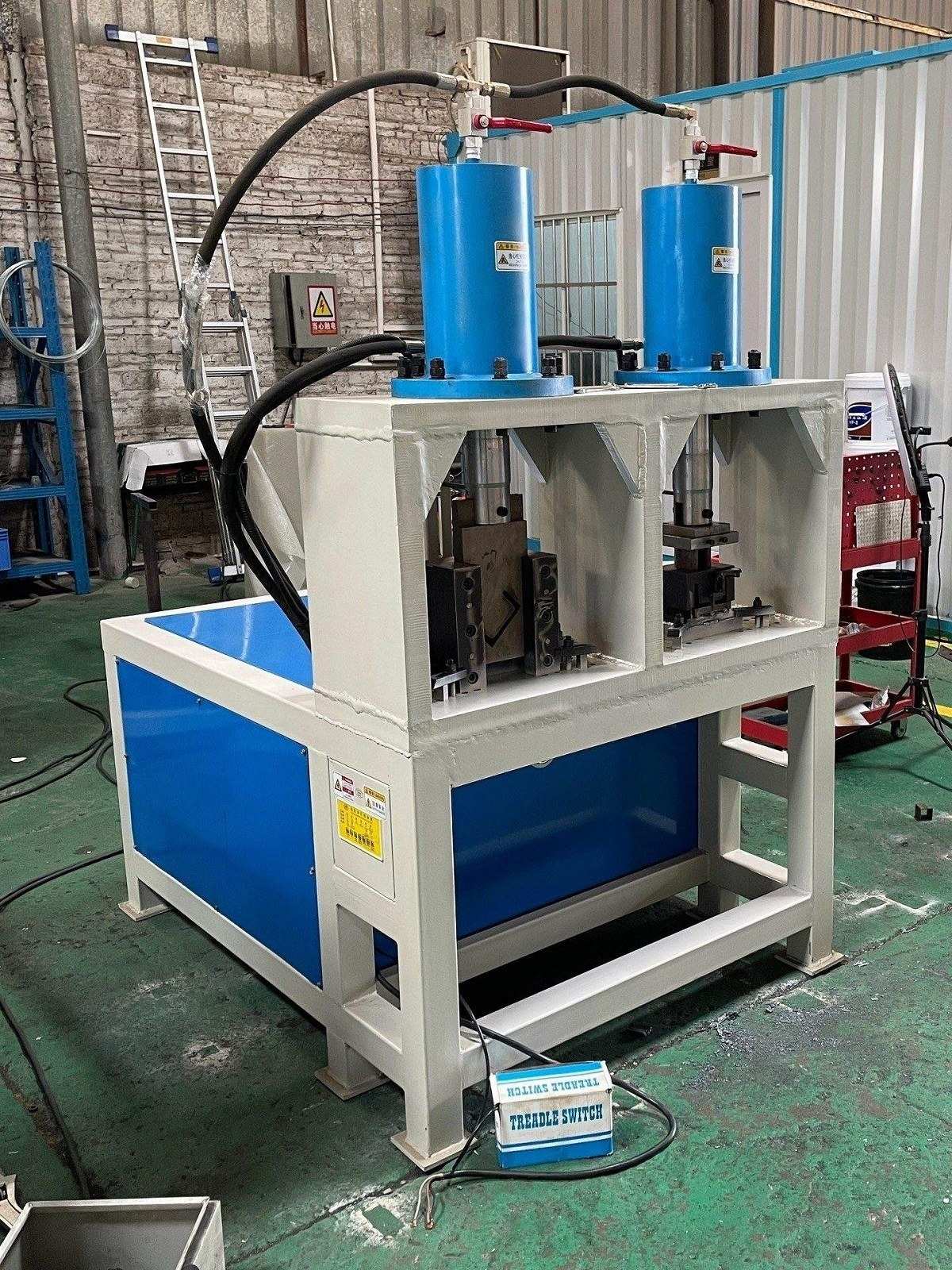 Máquina de puncionamento hidráulico de tubos com estação dupla para furos em forma de arco