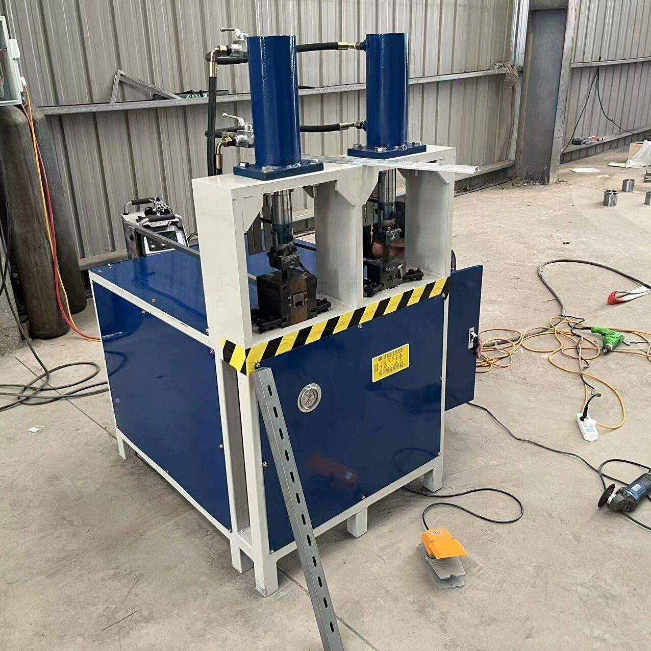 Máquina hidráulica de perfuração e prensagem de extremidades de tubos com estação dupla