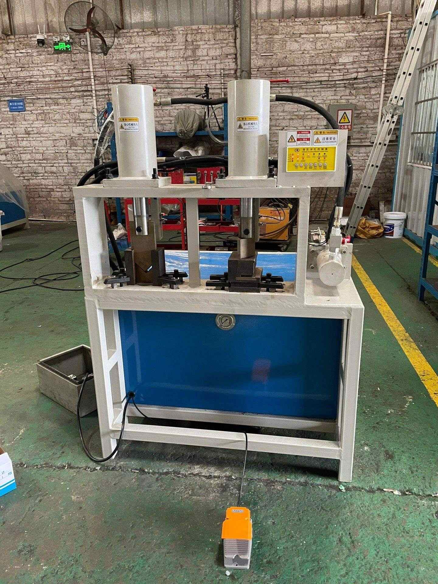 Máquina hidráulica de puncionamento e entalhe de tubos metálicos de estação dupla