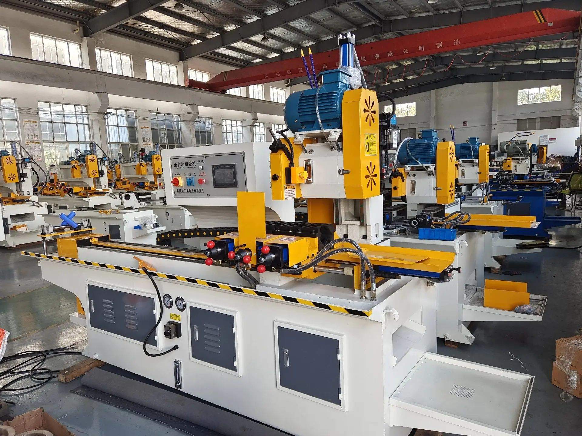 Cortadora de tubos CNC totalmente automática com alimentação servo e sistema de refrigeração.