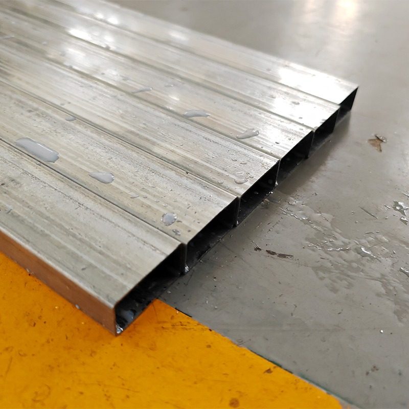 Corte totalmente automático de perfis metálicos e tubos quadrados com serra circular.