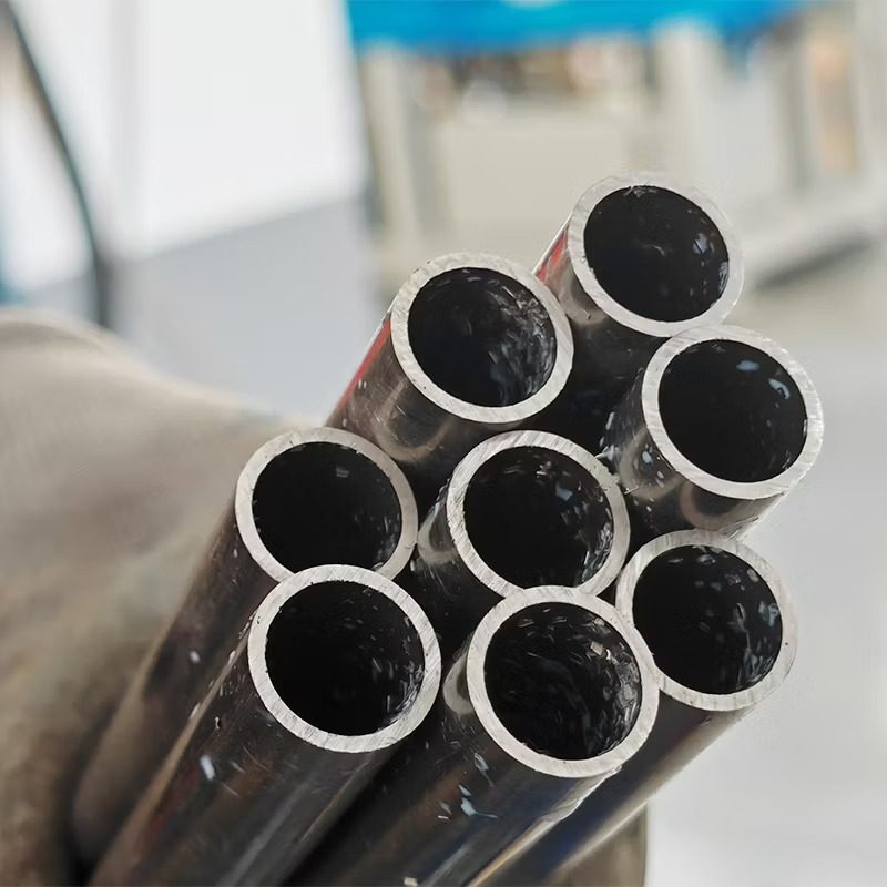 Corte totalmente automático de tubos redondos de aço inoxidável sem rebarbas.