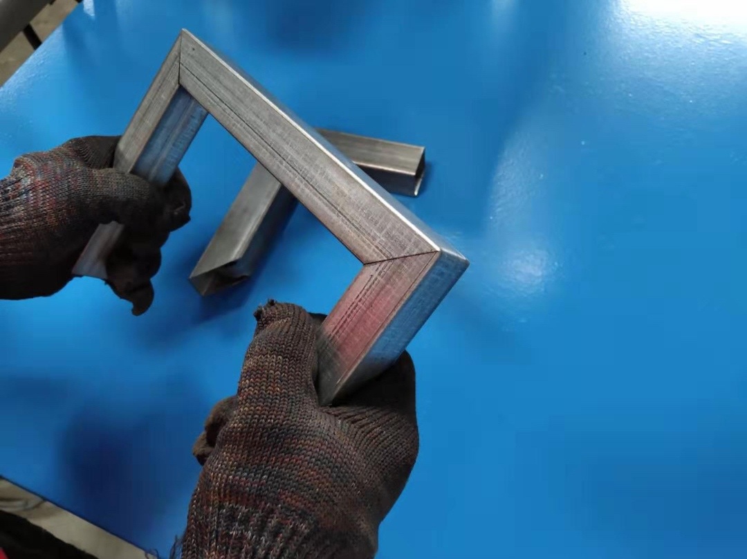 Estrutura metálica para móveis, perfurada e chanfrada.