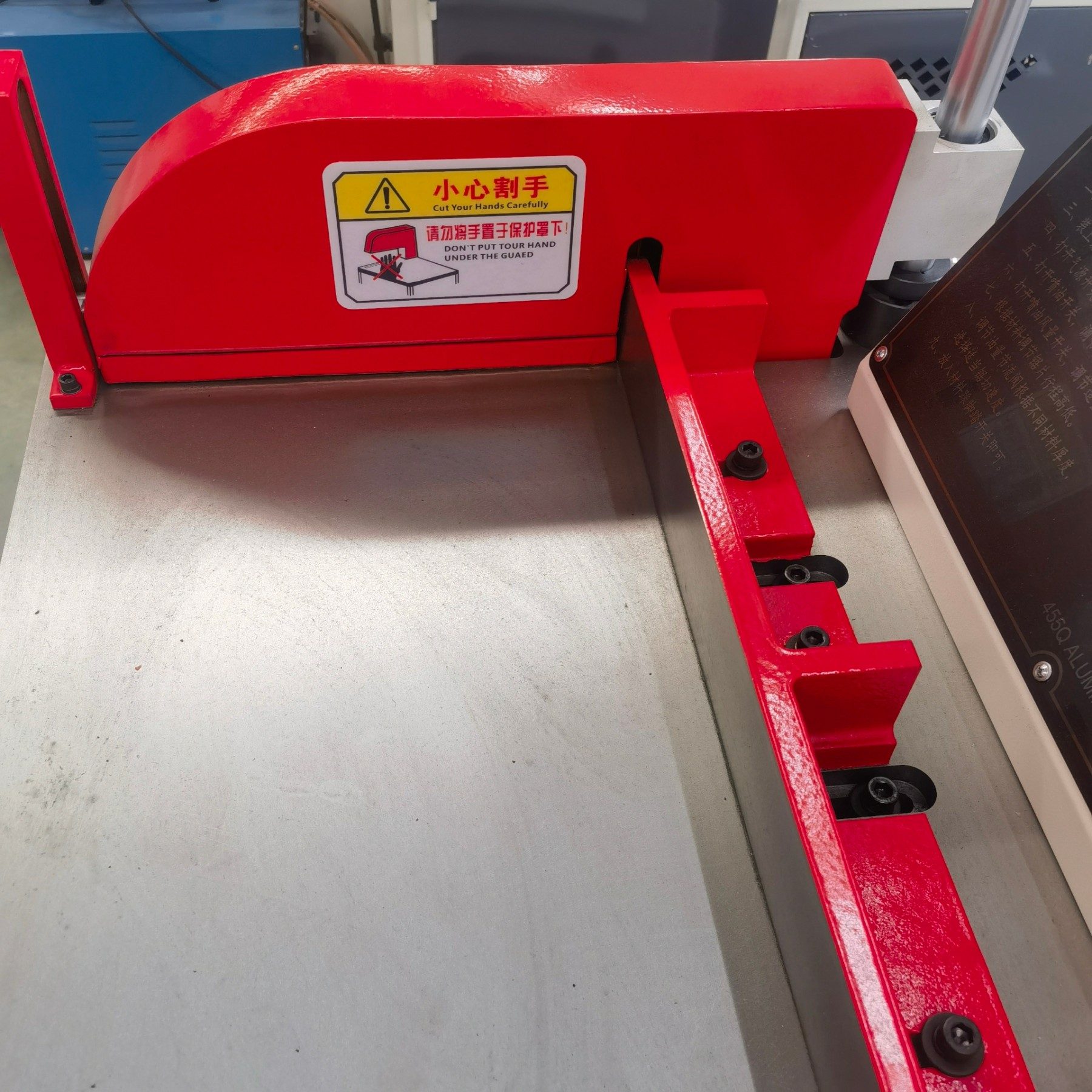 hidden upward feed saw blade of semi automatic aluminium cutting machine for precise cutting