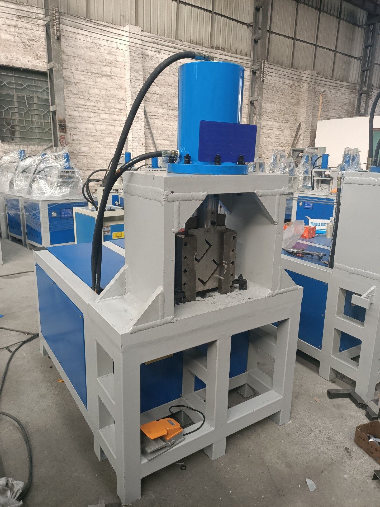 Máquina hidráulica de perfuração de alta precisão para tubos redondos.