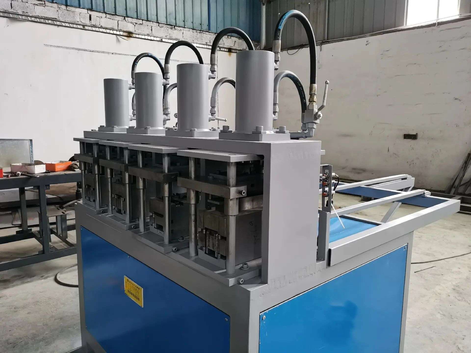 Punção hidráulica de tubos em quatro estações e entalhe angular