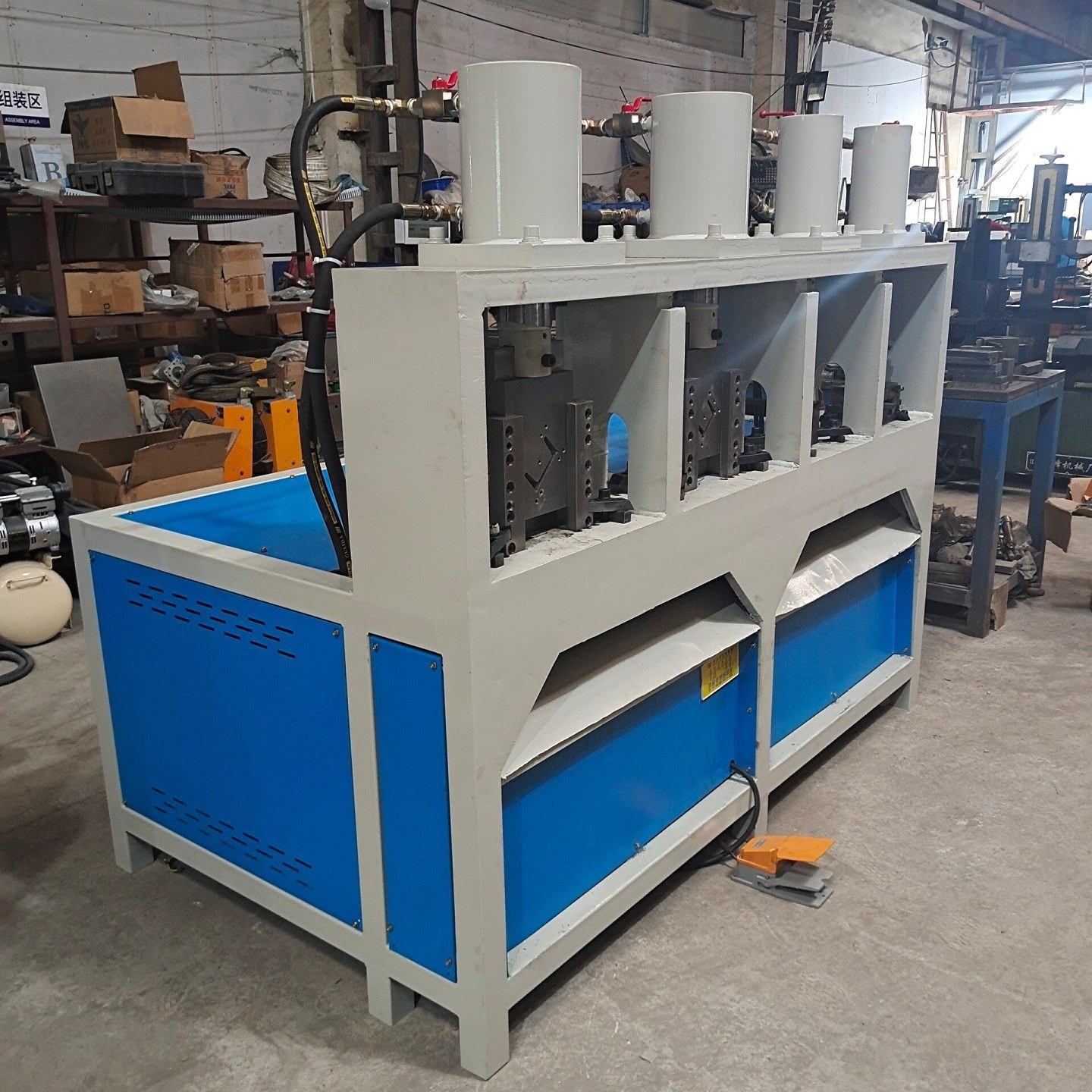 Máquina hidráulica de quatro estações para puncionamento e entalhe de extremidades de tubos com formatos especiais