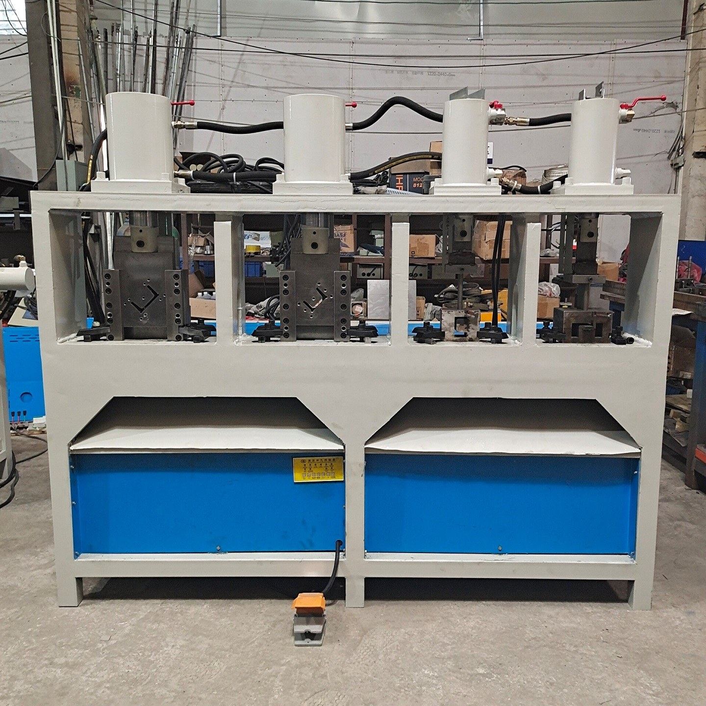 Máquina hidráulica multiestação para puncionamento e entalhe de tubos em ângulo