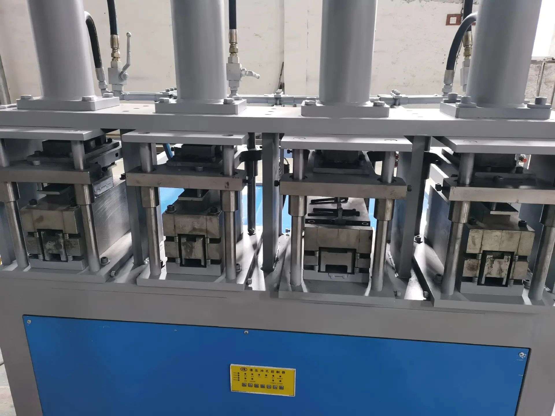 máquina hidráulica de perfuração de tubos com múltiplas estações