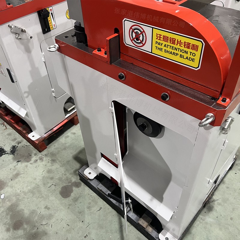 internal chip removal mechanism of semi automatic aluminium cutting machine keeping workspace clean