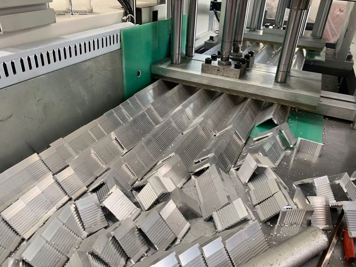 Planta de producción en masa de máquinas de corte de aluminio