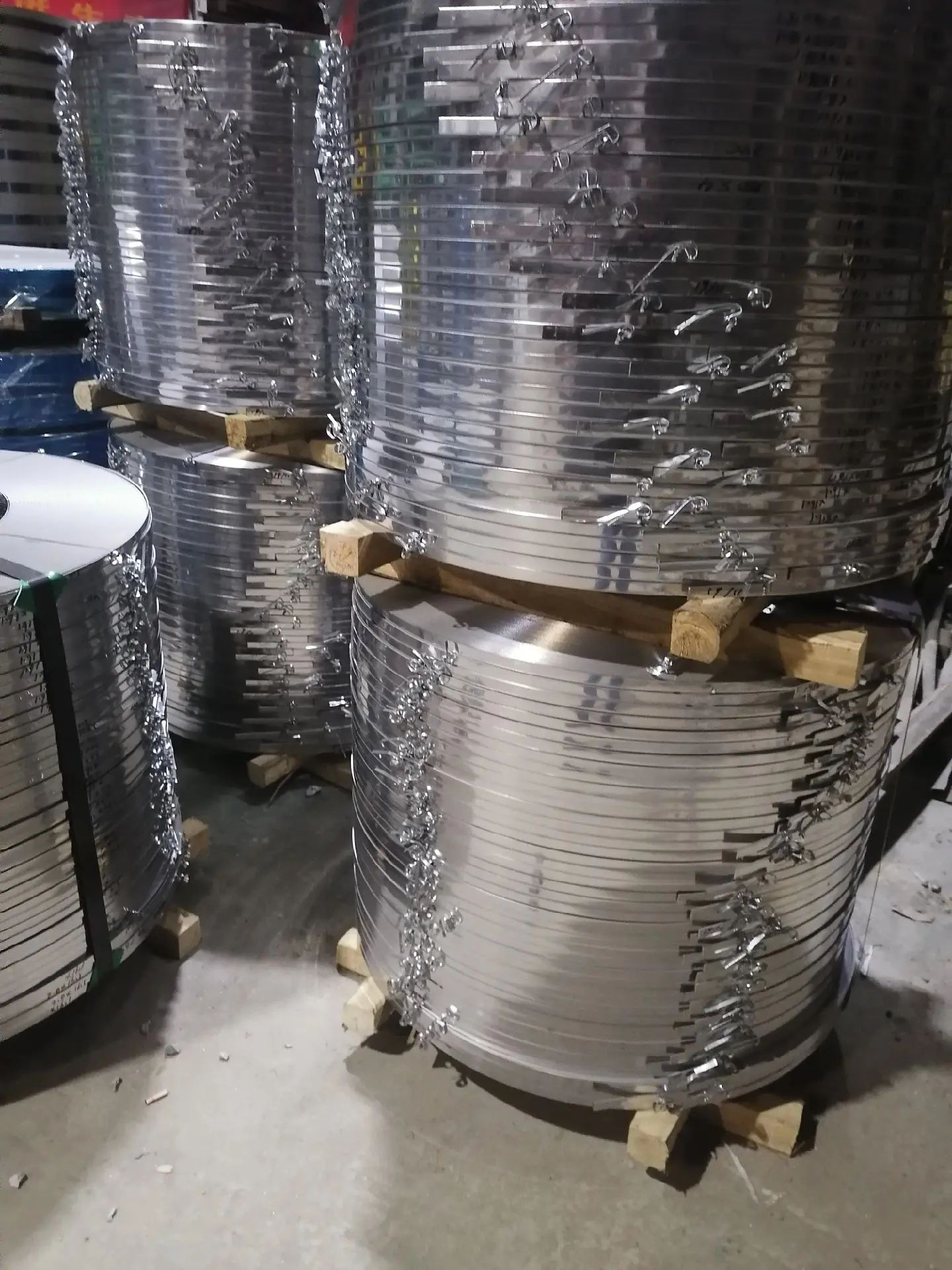 multiple coils of 5052 aluminum alloy strip