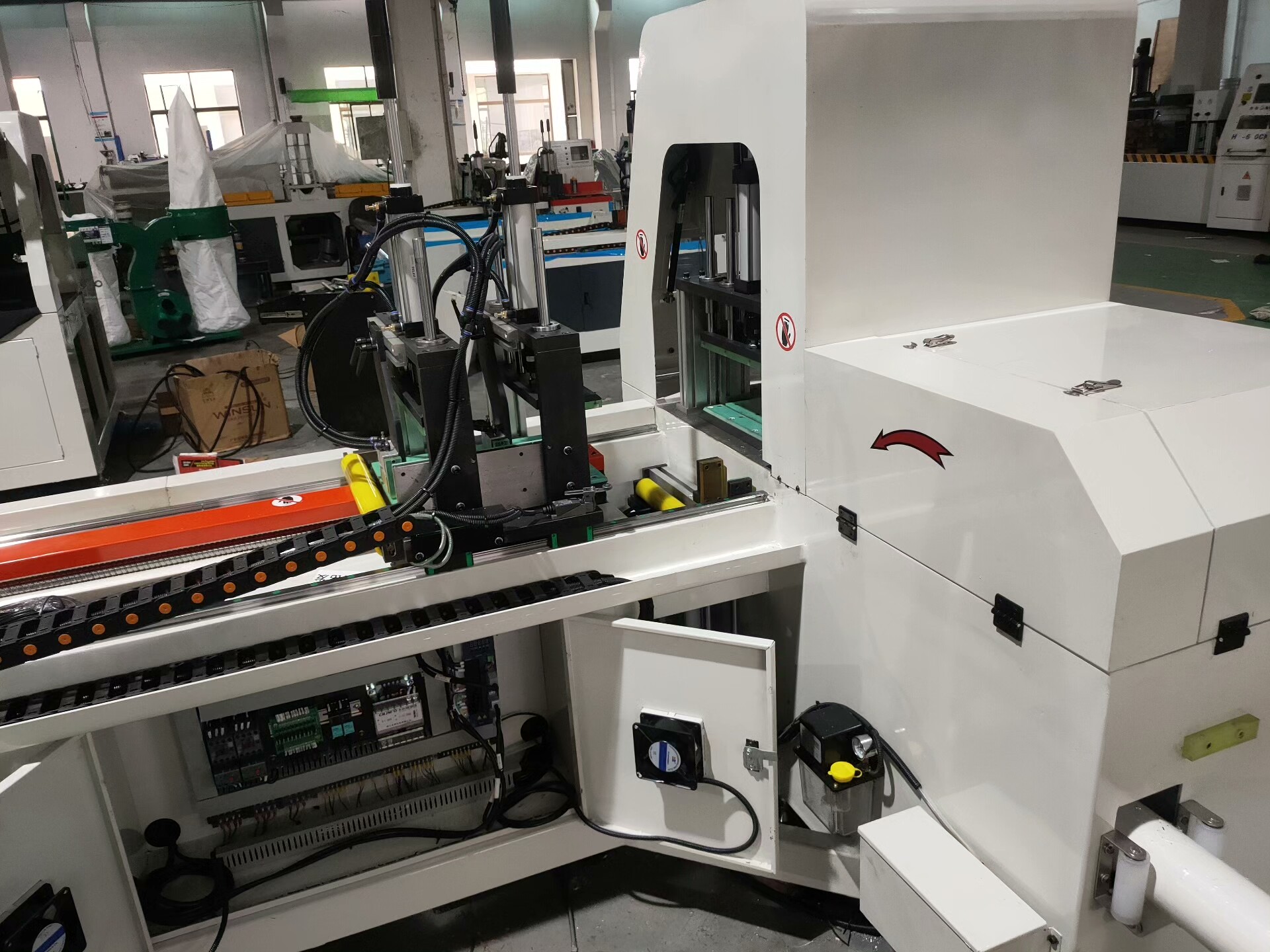 Máquina automática de corte de perfiles de aluminio controlada por PLC con alimentación servo ALEKVS 950CNC