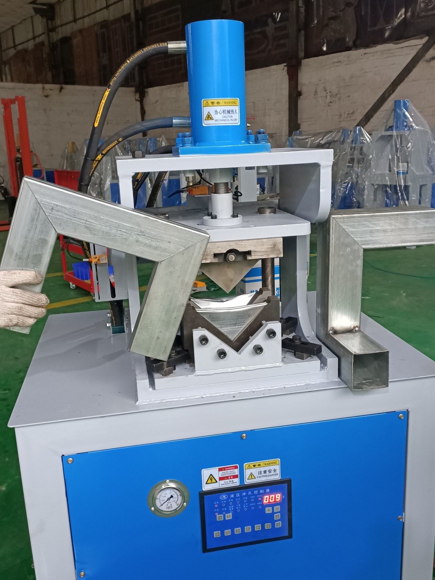 Punção hidráulica de aço em perfil U de estação única para furos elípticos