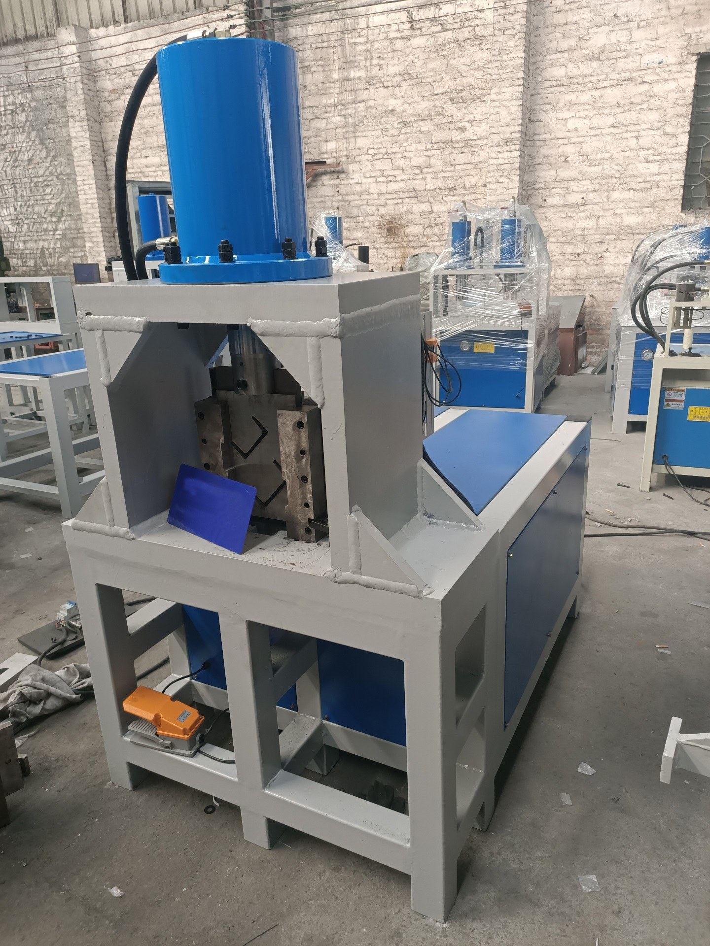 Prensa hidráulica de estação única para puncionamento de arcos em tubos redondos