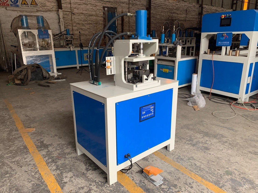 máquina de puncionamento hidráulico de tubos com estação de trabalho única