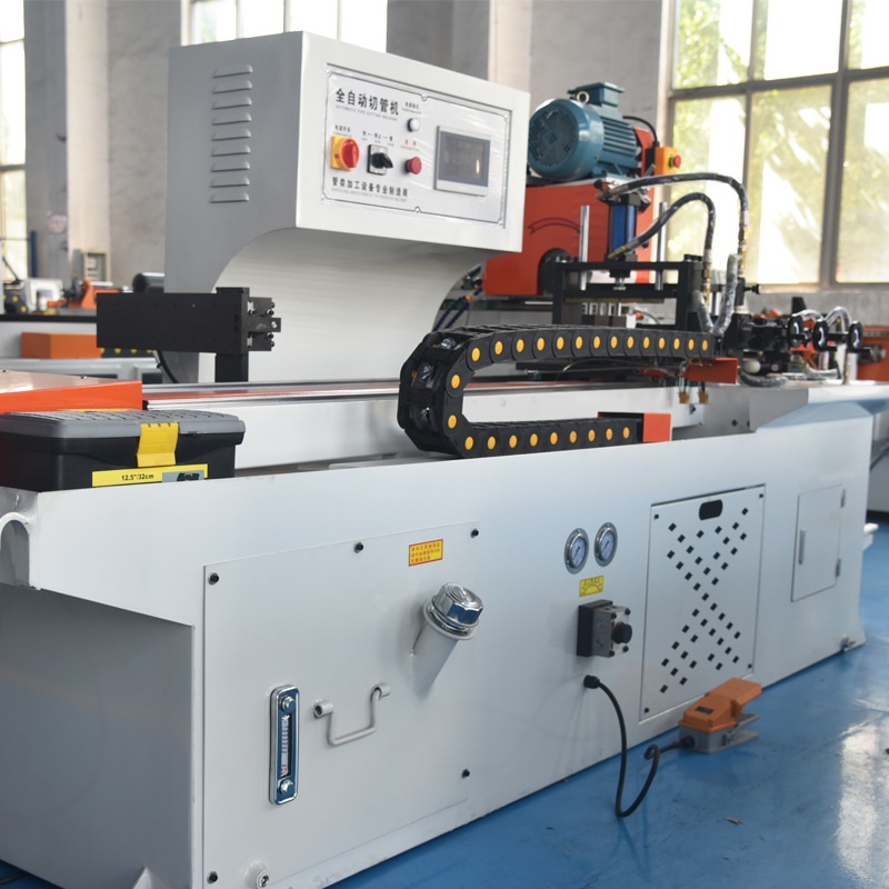 Máquina de corte CNC inteligente para tubos, barras e perfis de metal.