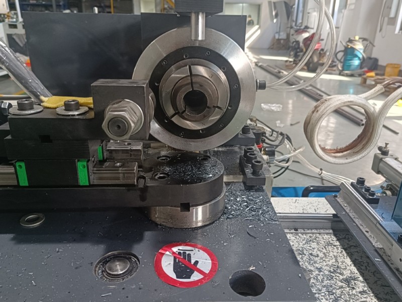 tube end closing machine clamping system close up