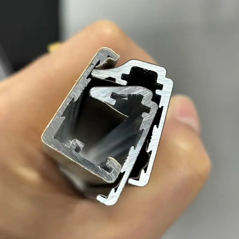 Corte de paquetes de perfiles de aluminio para ventanas y puertas para la producción en masa