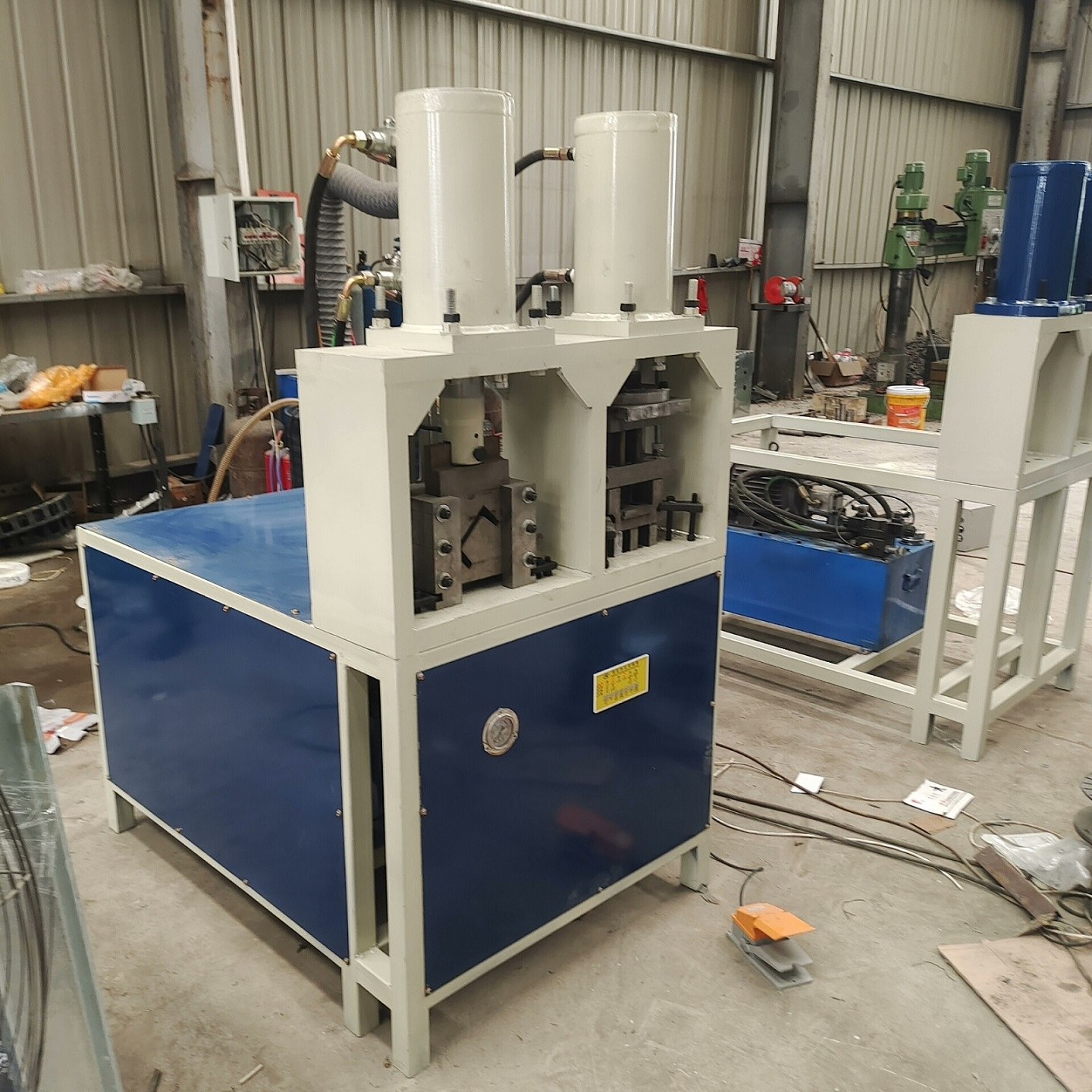 Máquina de perfuração de furos para tubos hidráulicos de estação dupla img3