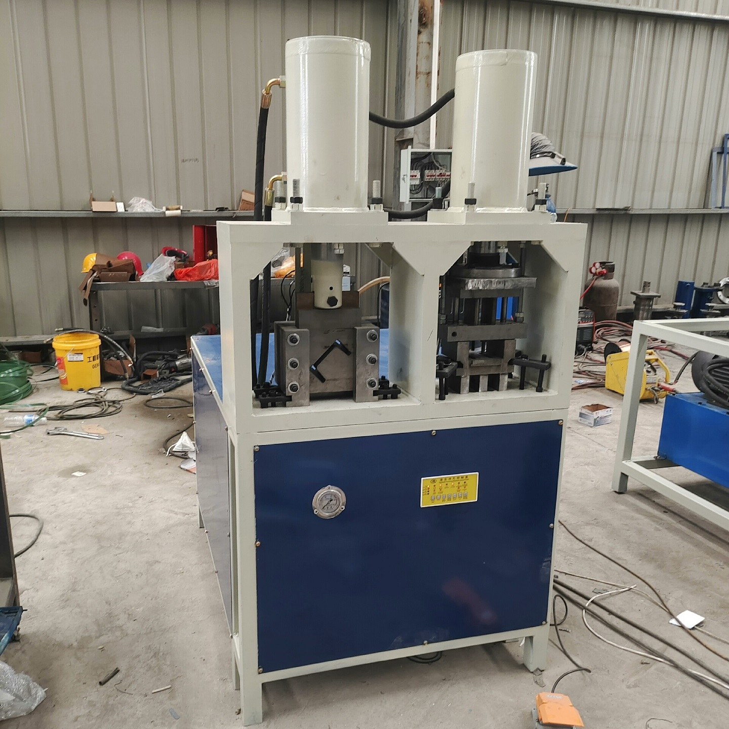 Máquina de perfuração de furos para tubos hidráulicos de estação dupla img4