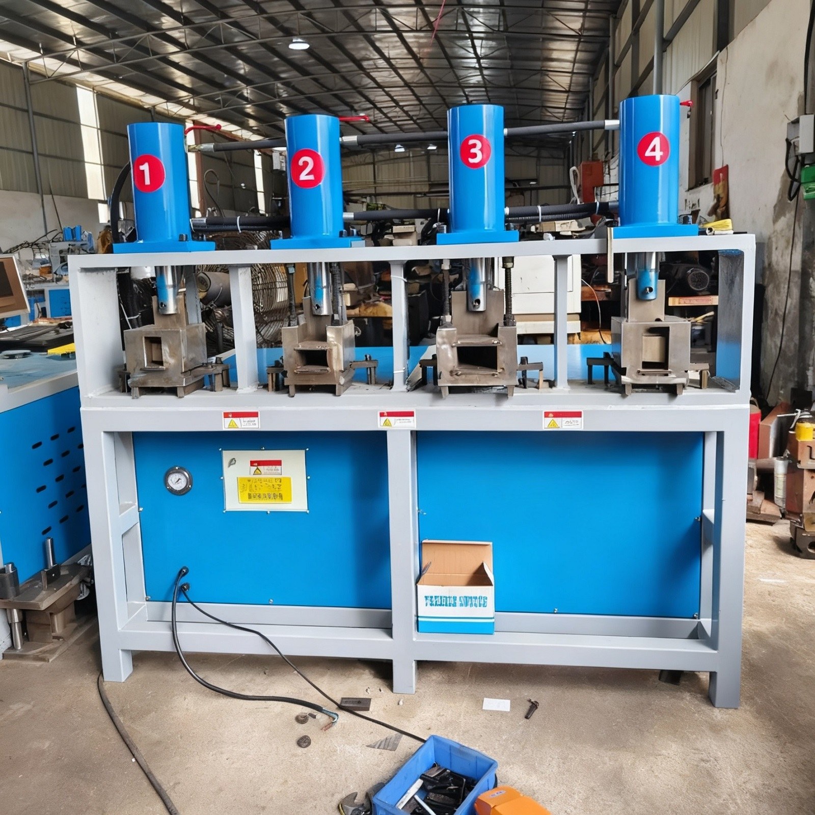 Máquina de puncionamento e entalhe de tubos de quatro estações img3