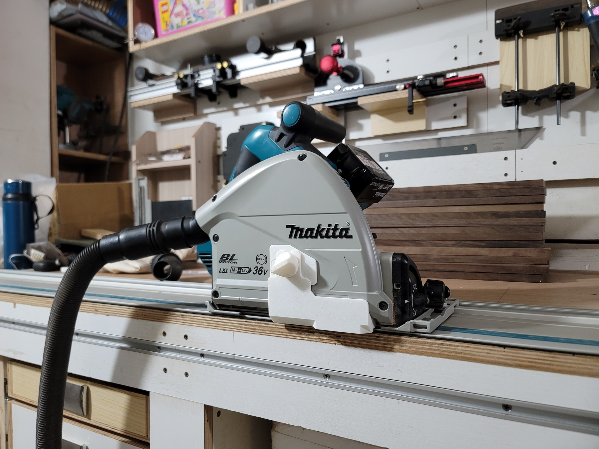 sierra para metales cortando tubo de aluminio con fluido de corte