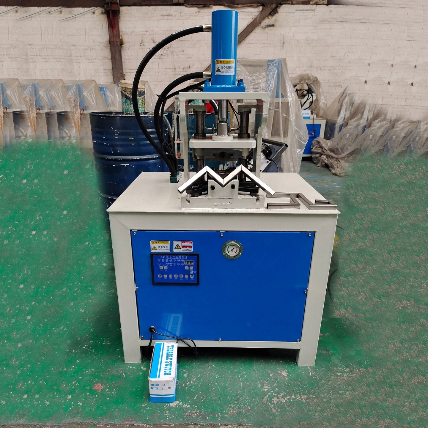 Máquina de puncionamento de tubos de aço hidráulica de estação única img3