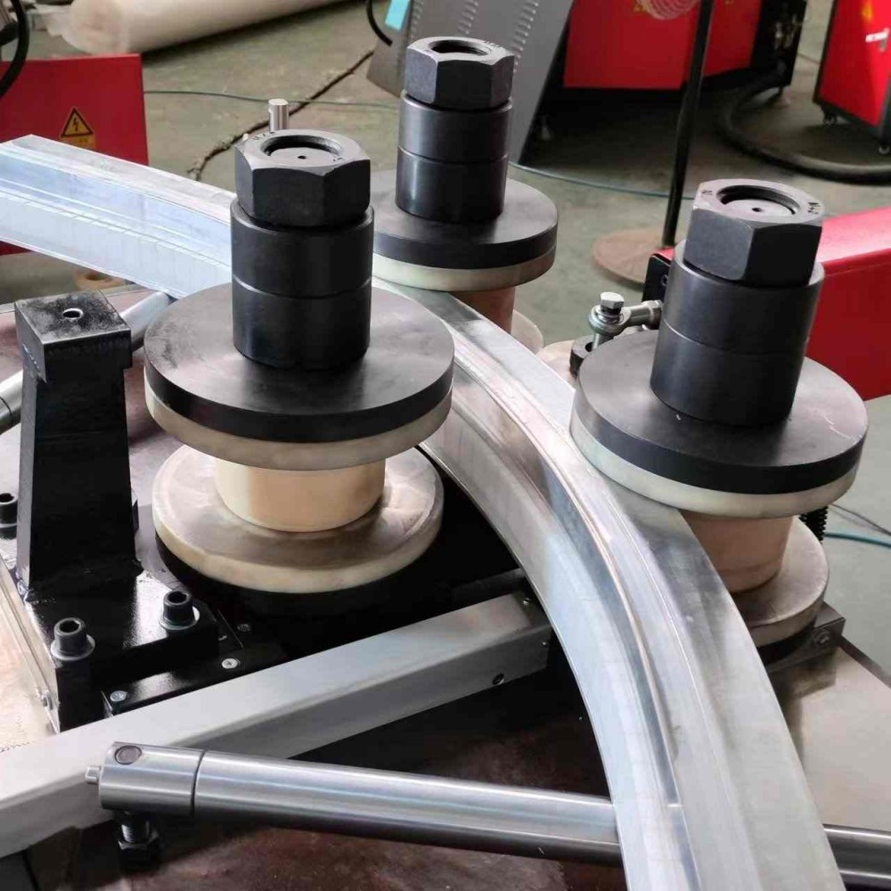 Mecanismo de doblado de perfiles de aluminio de 3 rodillos con soporte antivuelco y rodillos de precisión